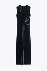 Vestido midi de terciopelo negro, con cuello redondo, sin mangas y detalle drapeado en el frente.