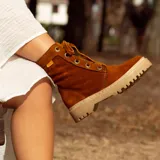 Bota acordonada color marrón óxido, de cuero gamuzado, con suela track color beige.