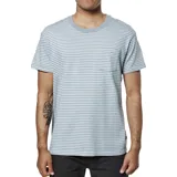 Remera celeste a rayas horizontales blancas, de corte recto y manga corta, con bolsillo en el pecho.