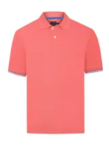 Remera polo celeste de piqué de algodón con cuello clásico, tapeta de dos botones y logo bordado en el pecho. Puños con ribete a contraste.