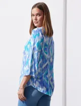 Blusa de gasa bambula estampada marca Ruby Rd, con cuello redondo y escote en V con lazo de ajuste, manga ¾ amplia.