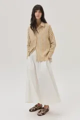 Falda larga color blanco tiza, de corte evasé, con cintura alta y calados en el ruedo con detalles en lurex.