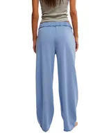 Pantalón de jogging color salmón, con cintura elástica, dos bolsillos y largo hasta los tobillos.