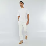 Remera blanca de algodón, corte estándar y cuello redondo.