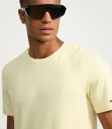 Remera deportiva celeste de poliéster y elastano, con cuello redondo, mangas cortas y tecnología dry fit.