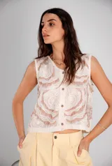 Chaleco color crema con bordado de crochet con forma de rosas, con botones al frente y sin mangas.