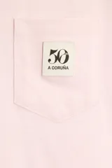 Camiseta negra de algodón con cuello redondo y manga corta. Tiene un bolsillo de parche en el pecho con el logo del 50 aniversario.