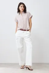 Camisa de manga corta con rayas verticales color beige y blanco.