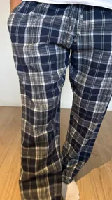 Pantalón de pijama de franela con diseño escocés, elástico en la cintura y dos bolsillos.
