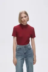 Remera blanca de viscosa con cuello alto y manga corta.