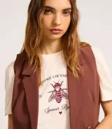 Blusa slim de algodón color crema, con cuello redondo y mangas cortas abullonadas. Presenta un estampado con lettering en inglés y una ilustración de una abeja.