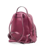 Mochila color púrpura de símil cuero con acceso por cierre. Tiene un bolsillo externo con cierre y bolsillos internos, uno con cierre y dos abiertos. La correa es regulable y el asa es fija. El interior es de tela de algodón y poliéster. Tiene el logo de XL Extra Large al frente.
