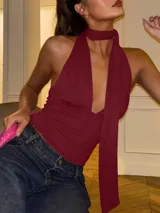 Top rojo con escote en V, sin mangas y con tiras para atar al cuello.
