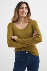 Sweater verde oliva de tejido de punto acanalado, con cuello redondo y mangas largas.