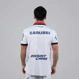 Camiseta de fútbol Umbro del Club Nacional de Football, modelo Home 2024. Diseño blanco con detalles en azul y rojo en cuello y mangas. Incluye logo de Umbro, escudo del club y sponsor Antel en el frente.