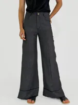 Pantalón de lino color amarillo, de corte palazzo y tiro alto.