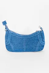 Cartera negra de denim con costuras blancas en contraste, cierre superior con cremallera y asa corta con hebilla ajustable.