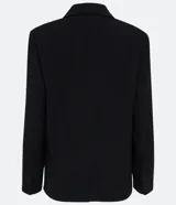 Blazer negro de poliéster y viscosa, de corte alargado, con cuello solapa, manga larga, doble botón frontal y bolsillos con solapa.