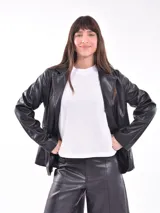 Blazer negro de cuero sintético con solapas de muesca, cierre frontal con un botón y bolsillos delanteros con solapa.