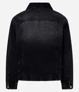 Campera de jean negra desteñida, corte boxy, con cuello solapa, manga larga con puños abotonados, cierre frontal con botones, bolsillos grandes y recortes.
