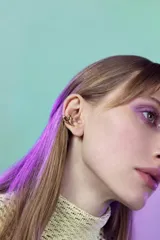 Ear cuff dorado con forma de corazón.