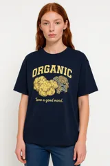 Remera blanca de algodón con estampado de limones, una taza y la frase "Lemon Tarte" en color rosa.