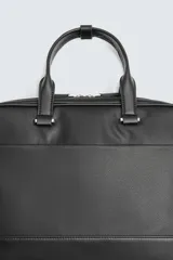 Maletín negro con acabado texturizado, compartimento principal con cierre de cremallera, bolsillo interior con cremallera, bolsillo frontal con cremallera, bolsillo trasero para dispositivos electrónicos de hasta 13 pulgadas y bolsillo trasero con cremallera. Tiene dos asas de mano y un asa de hombro ajustable y extraíble.