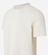 Remera de hombre color crudo, de punto calado con textura de encaje, cuello redondo y mangas cortas. Corte regular. Confeccionada en poliéster y algodón.