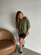 Remerón de morley de viscosa en color beige, de corte oversized con cuello redondo y mangas cortas.