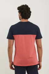 Remera de hombre con cuello en V, parte superior negra y parte inferior gris con bolsillo en el pecho.