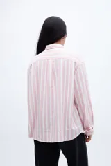 Camisa de algodón a rayas verticales rosas y blancas, con cuello solapa clásico y bolsillo cuadrado en el pecho.