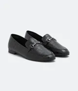 Mocasines negros con textura croco, puntera redondeada y detalle metálico en la parte superior.