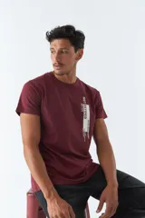 Remera gris de algodón con cuello redondo y manga corta. Estampado vertical con la leyenda "NOT DEFINED" en el frente.