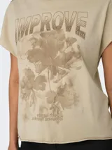 Camiseta color beige con estampado de flores y la palabra "Improve" en la parte superior.