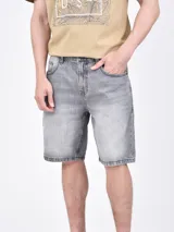 Bermuda de jean gris con efecto lavado, corte recto y largo a la rodilla.