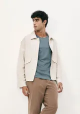 Musculosa azul de corte clásico, con cuello redondo y sisas amplias.