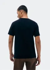 Remera básica de manga corta color gris claro, con cuello redondo.