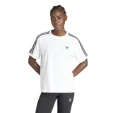 Remera blanca de corte clásico con cuello redondo y mangas cortas. Presenta las tres tiras características de Adidas en color negro a lo largo de los hombros y el logo de la marca bordado en el pecho.