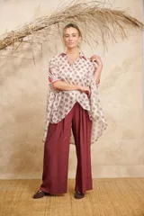 Camisa estampada de corte amplio, talle único adaptable desde S hasta 2XL.