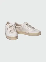 Championes Golden Goose modelo Soul Star, de cuero blanco con detalles en plateado en el talón y logo GGDB en el lateral. Diseño acordonado y suela con efecto envejecido.