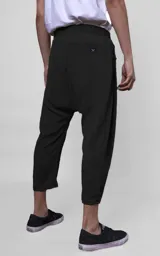 Pantalón negro tipo babucha, con cintura elástica y corte holgado.