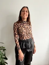 Remera de tul con estampado animal print.