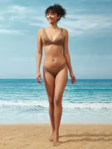 Top de bikini color marrón con textura acanalada, corte triangular y breteles anchos. Incluye copas removibles.