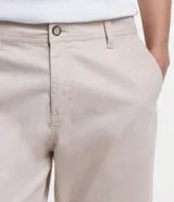 Bermuda masculina de sarga color rosado, con corte recto y bolsillos laterales.