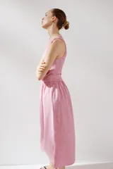 Vestido midi de cuello redondo y sisa, con estampado de cuadros vichy en color rojo y blanco. Tejido elástico tipo nido de abeja.