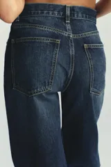 Pantalón de jean azul de corte wide leg, tiro alto y largo hasta el tobillo.