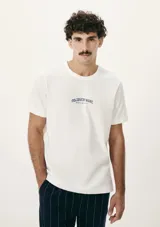 Camiseta blanca de manga corta con estampado pequeño en el pecho que dice "Discover More".