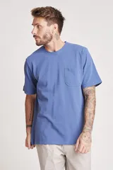 Remera de manga corta color verde menta, con cuello redondo y bolsillo en el pecho.