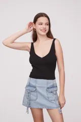 Musculosa ajustada en color blanco, con escote en V y tirantes finos.