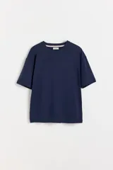 Pijama de algodón color azul marino, compuesto por una remera de manga corta y cuello redondo, y un pantalón largo liso.